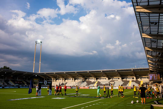 Häcken på väg ut ur spelartunneln innan fotbollsmatchen