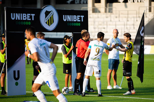 Varbergs Astrit Selmani och Häckens Erik Friberg hälsar