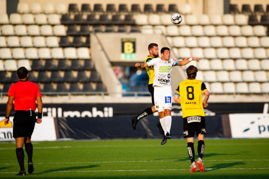 Häckens Joona Toivio och Varbergs Astrit Selmani i kamp