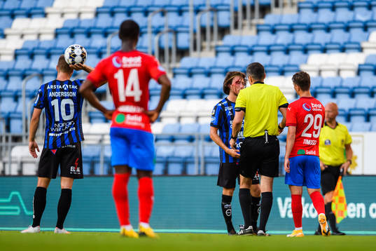 Helsingborgs Alex Timossi i samtal med Sirius Axel
