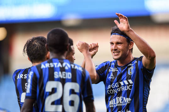 Sirius Stefano Vecchia jublar med lagkamrater