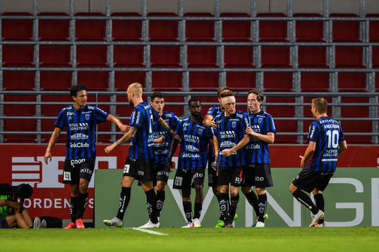 Sirius Mohammed Khalid Saeid jublar med lagkamrater