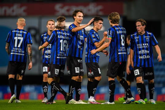 Sirius Hjalmar Ekdal jublar med lagkamrater