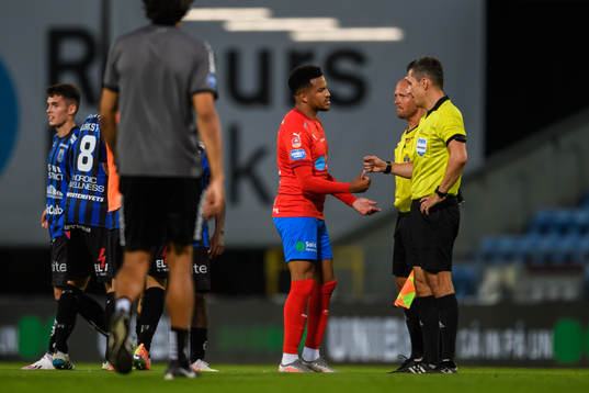 Helsingborgs Martin Olsson i samtal med domare Bojan Pandzic