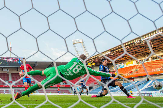 Sirius Stefano Vecchia gör 1-1 bakom Helsingborgs målvakt