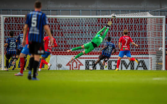 Helsingborgs målvakt Alexander Nilsson gör en räddning