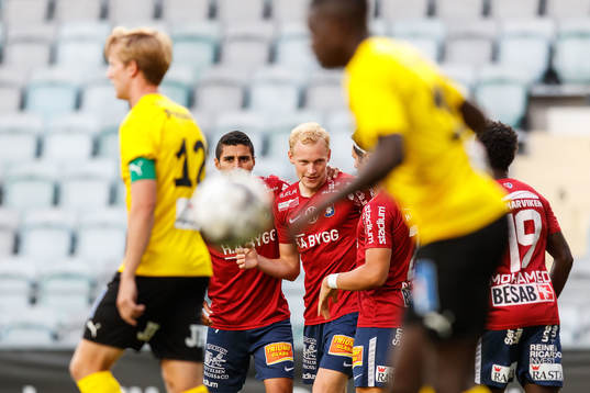 Örgrytes Adam Bergmark Wiberg jublar med lagkamrater