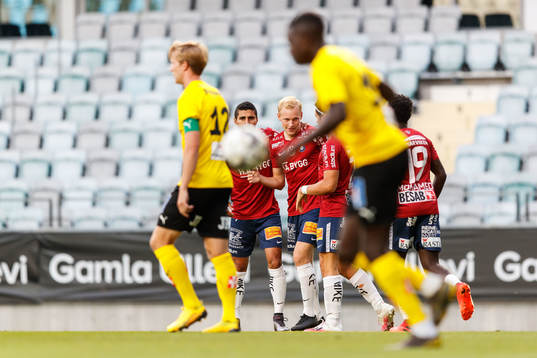Örgrytes Adam Bergmark Wiberg jublar med lagkamrater