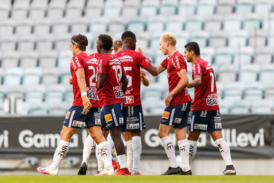 Örgrytes Adam Bergmark Wiberg jublar med lagkamrater