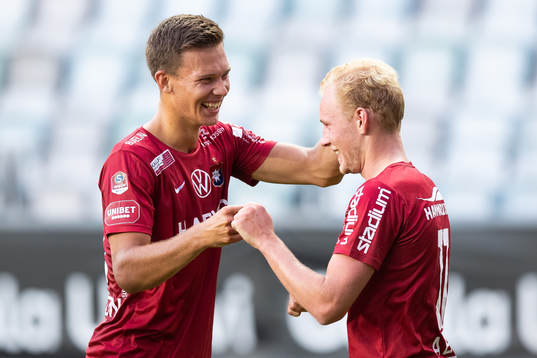 Örgrytes Adam Bergmark Wiberg t.h. jublar med Arvid