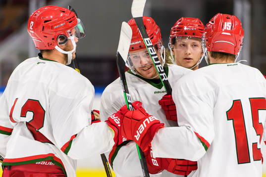 Modos Mikkel Aagaard  jublar med lagkamrater