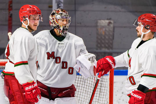 Modos målvakt Anthony Peters jublar med lagkamrater