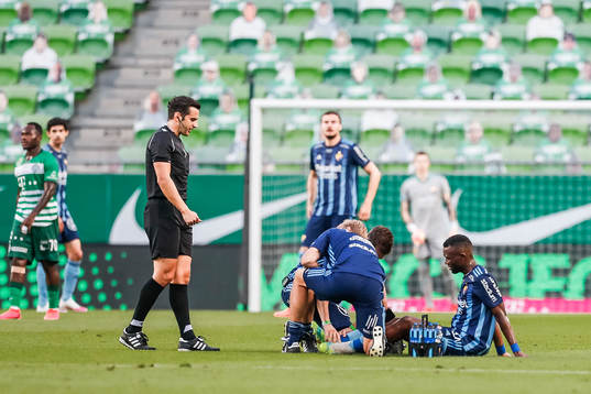 Emmanuel Banda of Djurgården receives an injury
