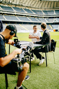 s nyförvärv Filip Rogic skakar hand med AIK:s sportchef
