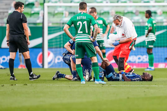 Emmanuel Banda of Djurgården receives an injury
