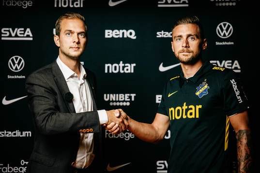 s nyförvärv Filip Rogic skakar hand med AIK:s sportchef