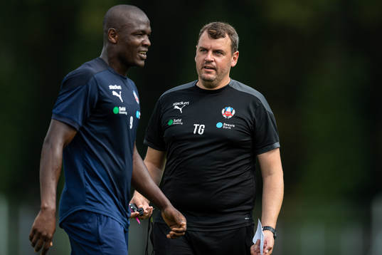 Alhaji Gero och assisterande tränare Thomas Gabrielsson