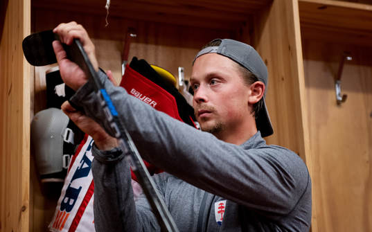 Timrås Jonathan Dahlen tejpar en klubba i ett