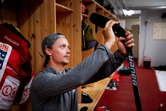 Timrås Jonathan Dahlen tejpar en klubba i ett