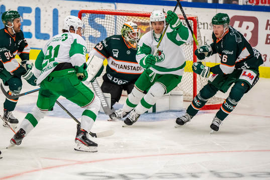Rögles Adam Tambellini och Brady Ferguson oroar framför