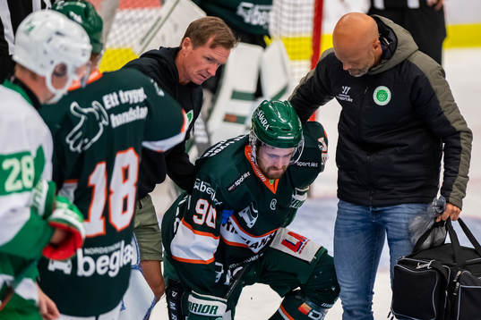 Kristianstads Rikard Olsén har fått en puck i huvudet