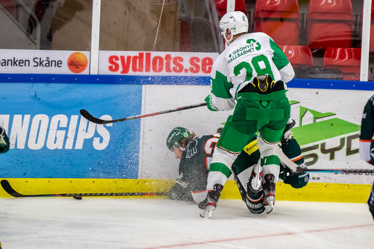 Rögles Anton Bengtsson tacklar Kristianstads Erik Flood  i