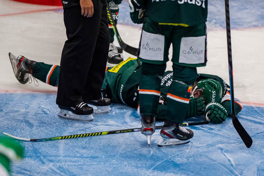 Kristianstads Rikard Olsén har fått en puck i huvudet