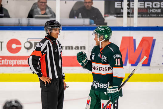 Kristianstads Fredrik Hansson i diskussion med Domare