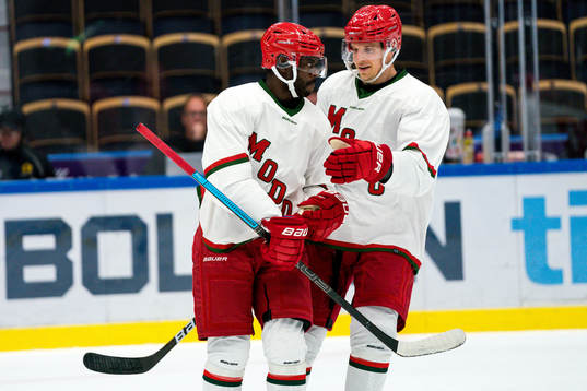 Modos Edwin Hedberg och Brendan Mikkelson jublar