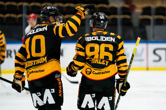 Skellefteås Joakim Lindström och Tyler Morley jublar