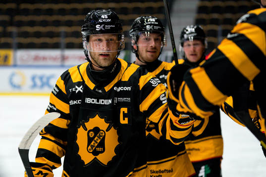 Skellefteås Oscar Möller  jublar
