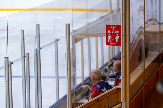 En skylt som uppmanar till att hålla avstånd