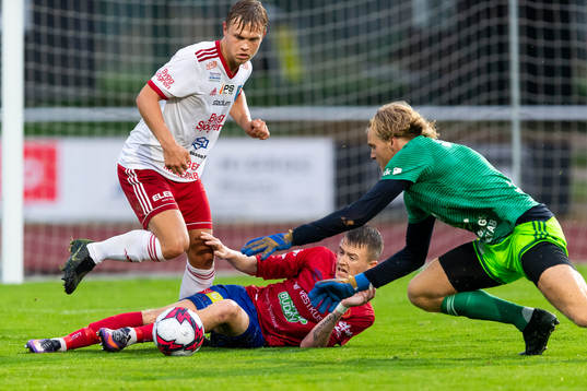 Halmias målvakt Markus Rydeberg och Varbergs GIFs Rasmus