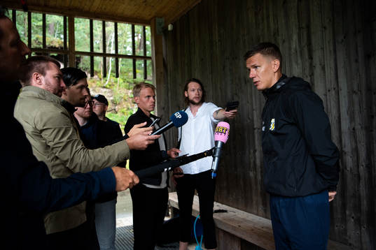 Pontus Wernbloom pratar med media