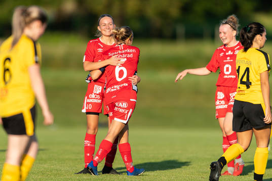 Elfsborgs Matilda Ståhlbom Karlsson klappas om