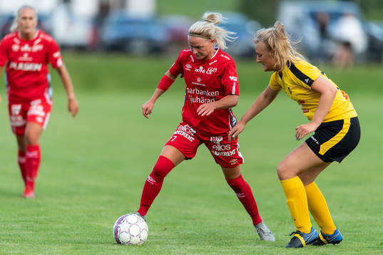 Elfsborgs Sara Jardving och Hyssnas Emilia Johansson