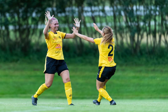 Hyssnas Clara Müllerström jublar med Emma Ring