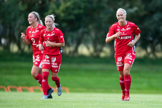 Elfsborgs Ellen Larsson jublar ihop med Ebba Johansson och