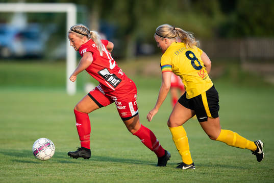 Elfsborgs Ebba Johansson och Hyssnas Emilia Leek