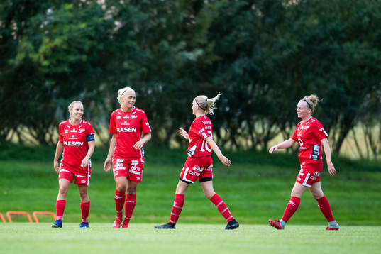 Elfsborgs Ellen Larsson jublar med Linda Westberg Carlsson,
