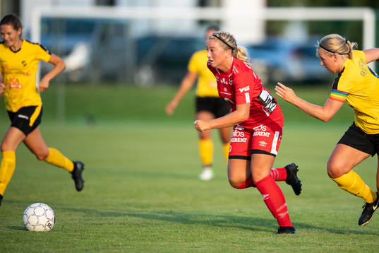 Elfsborgs Ebba Johansson och Hyssnas Emilia Leek