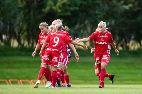 Elfsborgs Ellen Larsson jublar med lagkamrater