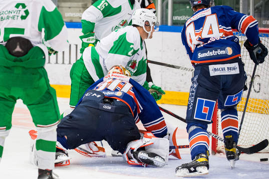 Rögles Nils Höglander gör 1-0 bakom Växjös målvakt