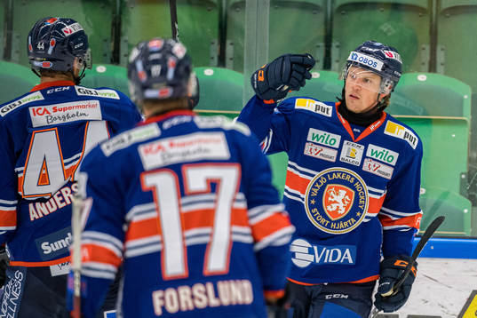 Växjös Joel Persson jublar med lagkamrater