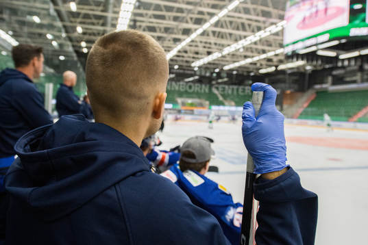 En ledare i Växjös med skyddshandskar