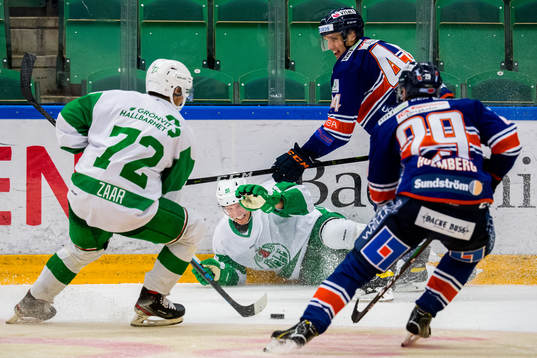 Växjös Peter Andersson tacklar Rögles Adam Tambellini