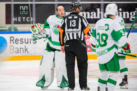 Rögles målvakt Johan Gustafsson i samtal med domaren