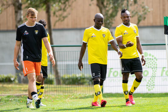 Malmö Citys målvakt Carl Scott, Tayo Junior Saliu och