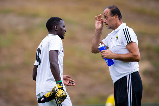 Malmö Citys målvakt Ronald Lubwama och tränare Donco