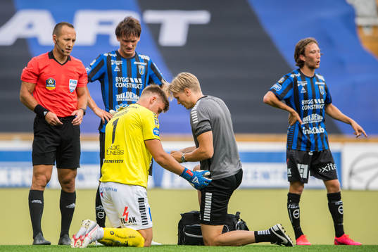 Sirius målvakt Lukas Jonsson får vård